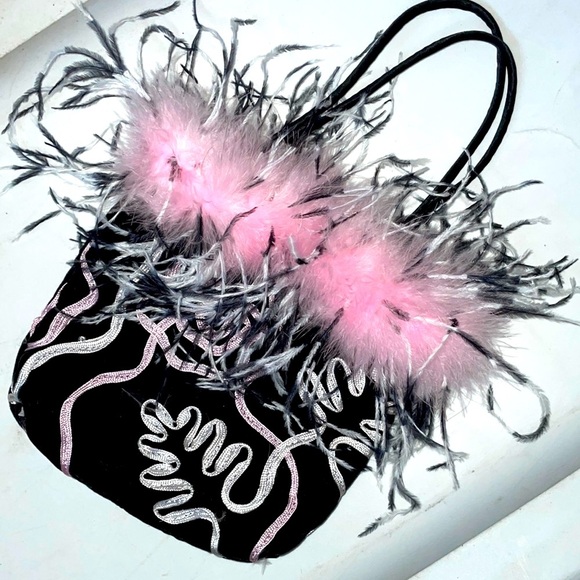 Lynn Carmelo Handbags - SALE💚
 Pink and black purse w/ short strap💗🖤